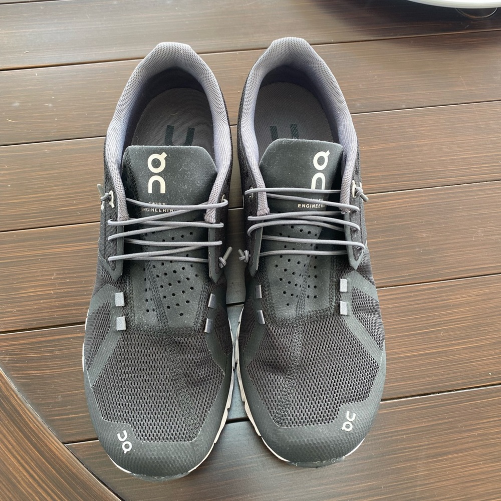 ON Cloud 5 running shoes - Like New!